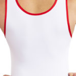 Turnertrikot, weiß mit hellroter Arm- und Halsfassung sowie rot, gelb, grünem Print