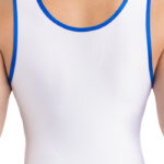 ERVY Kunstturntrikot für Jungen, ohne Ärmel, weiß mit jeweils einem cyan Streifen an den Seiten