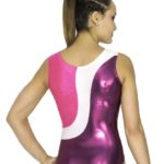 Turnanzug ohne Arm in weiß , fuchsia und aubergine